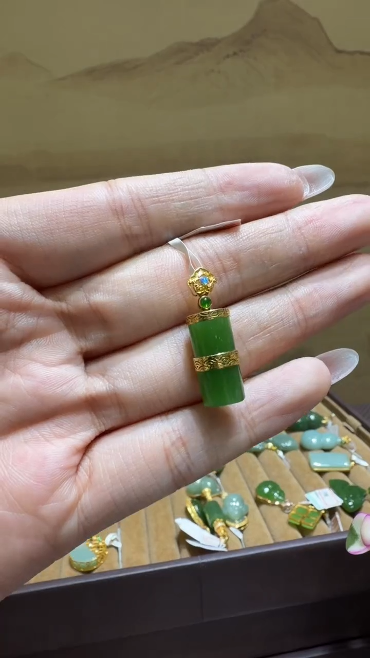 颈饰18K金镶嵌和田玉挂件