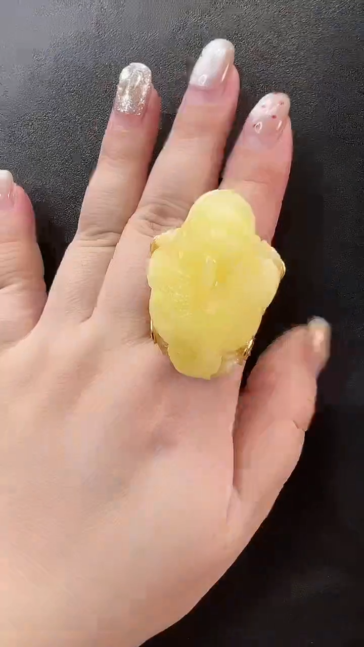 未镶嵌颈饰琥珀戒指