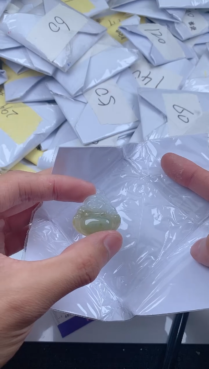 翡翠未镶嵌颈饰            