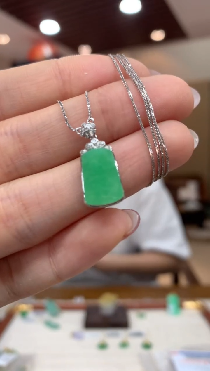 套链18K金镶嵌翡翠无事牌