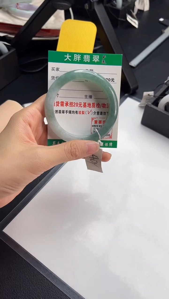 翡翠手镯未镶嵌翡翠1