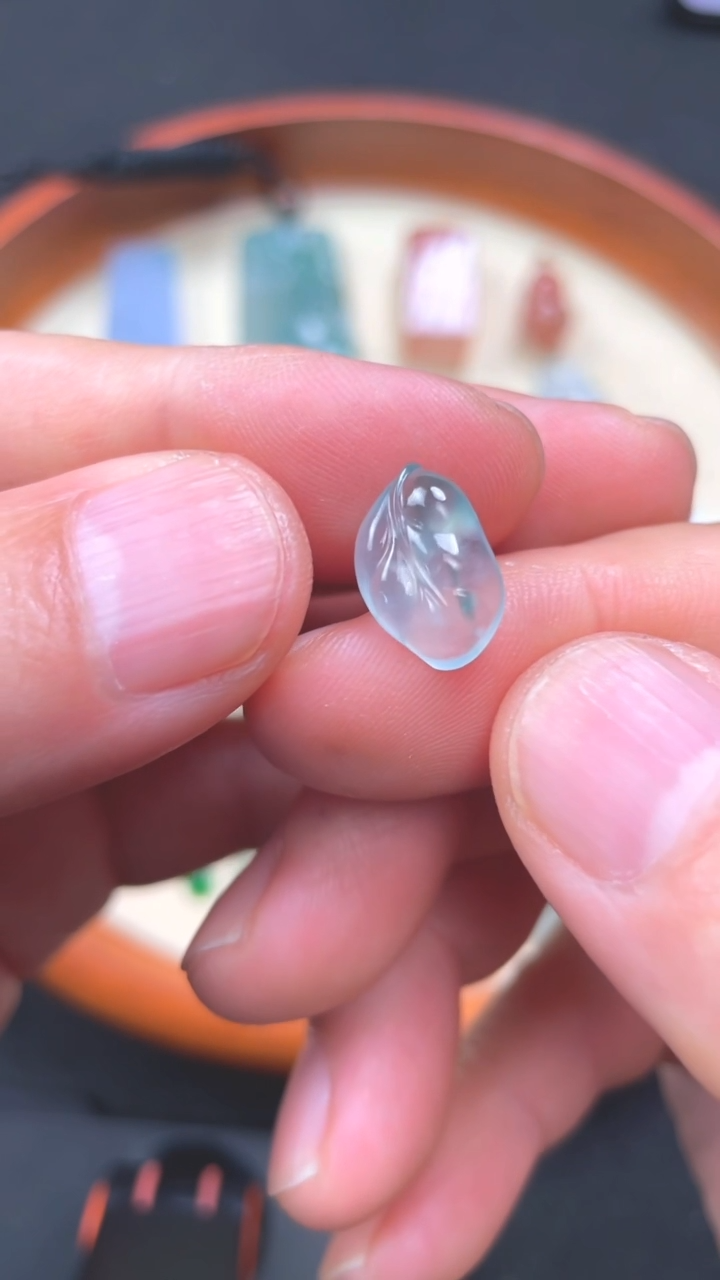 翡翠裸石未镶嵌26号高冰飘蓝花小叶子/杜