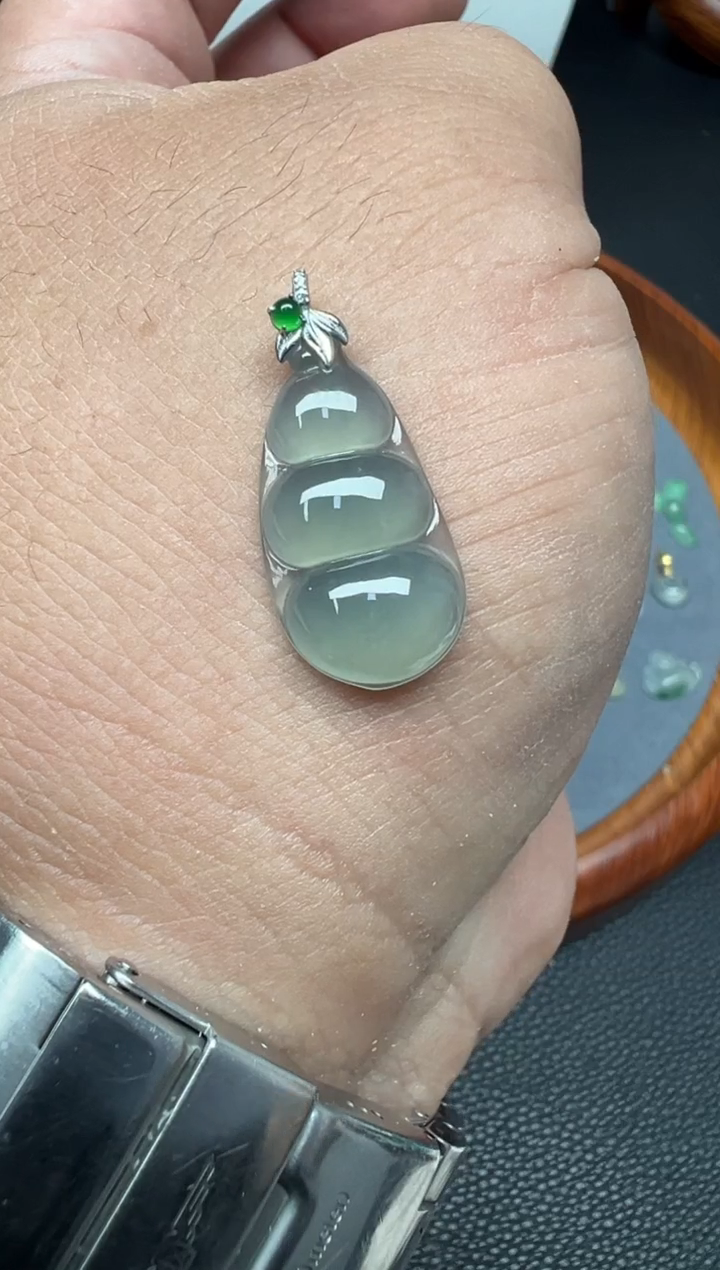 颈饰18K金镶嵌翡翠（47号）纯天然A货缅甸翡翠  豆子吊坠