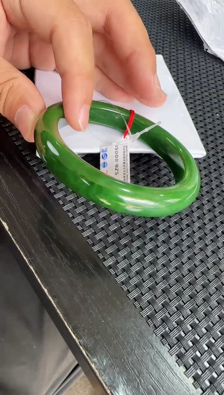 【闪购商品】和田玉手镯未镶嵌辣绿60圈口