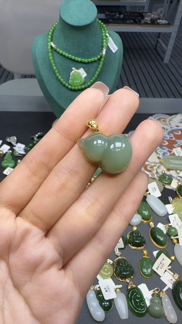 18K金镶嵌和田玉挂件1