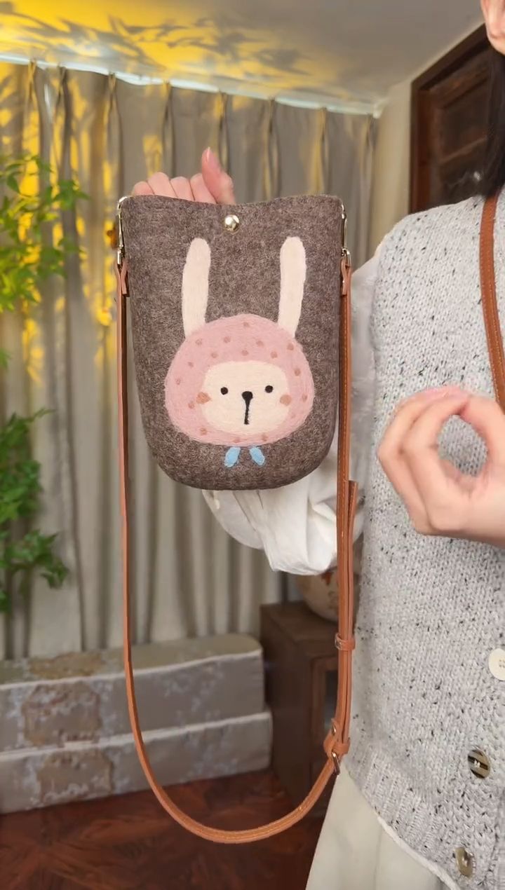 羊毛非遗羊毛毡包 手机包兔子