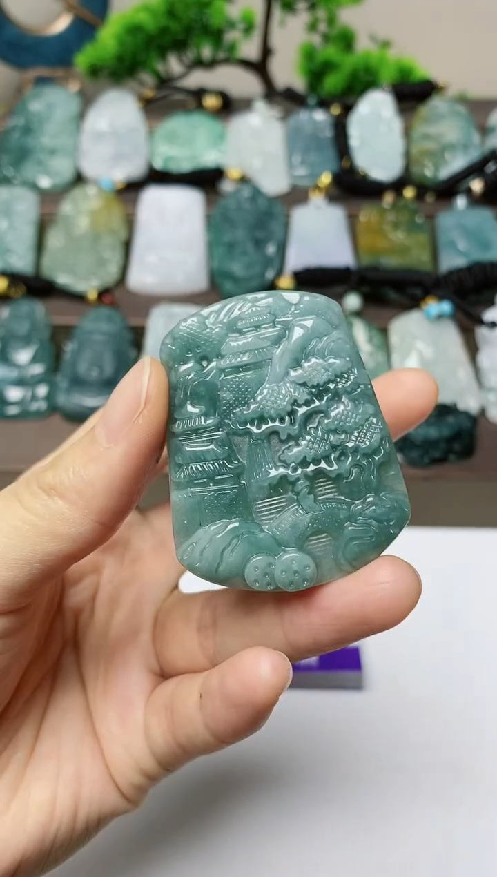 翡翠未镶嵌颈饰          