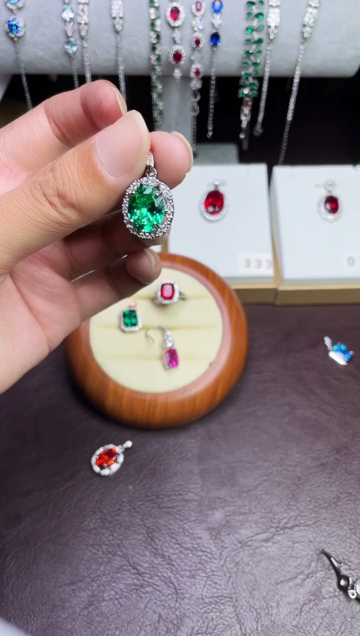 合金颈饰合成钻石绿宝吊坠