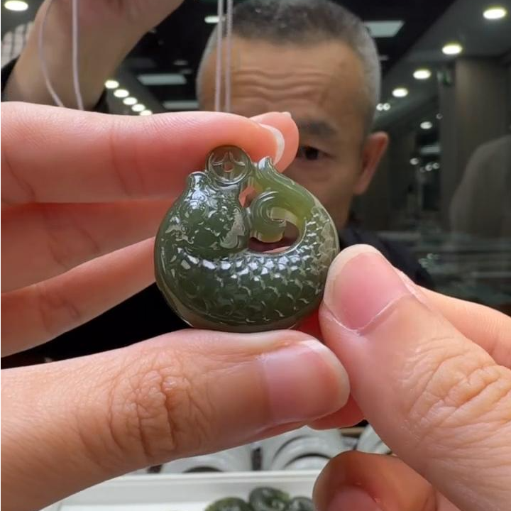 【倔老头工厂】和田玉连年有鱼牌吊坠春日珠宝款/（配绳）