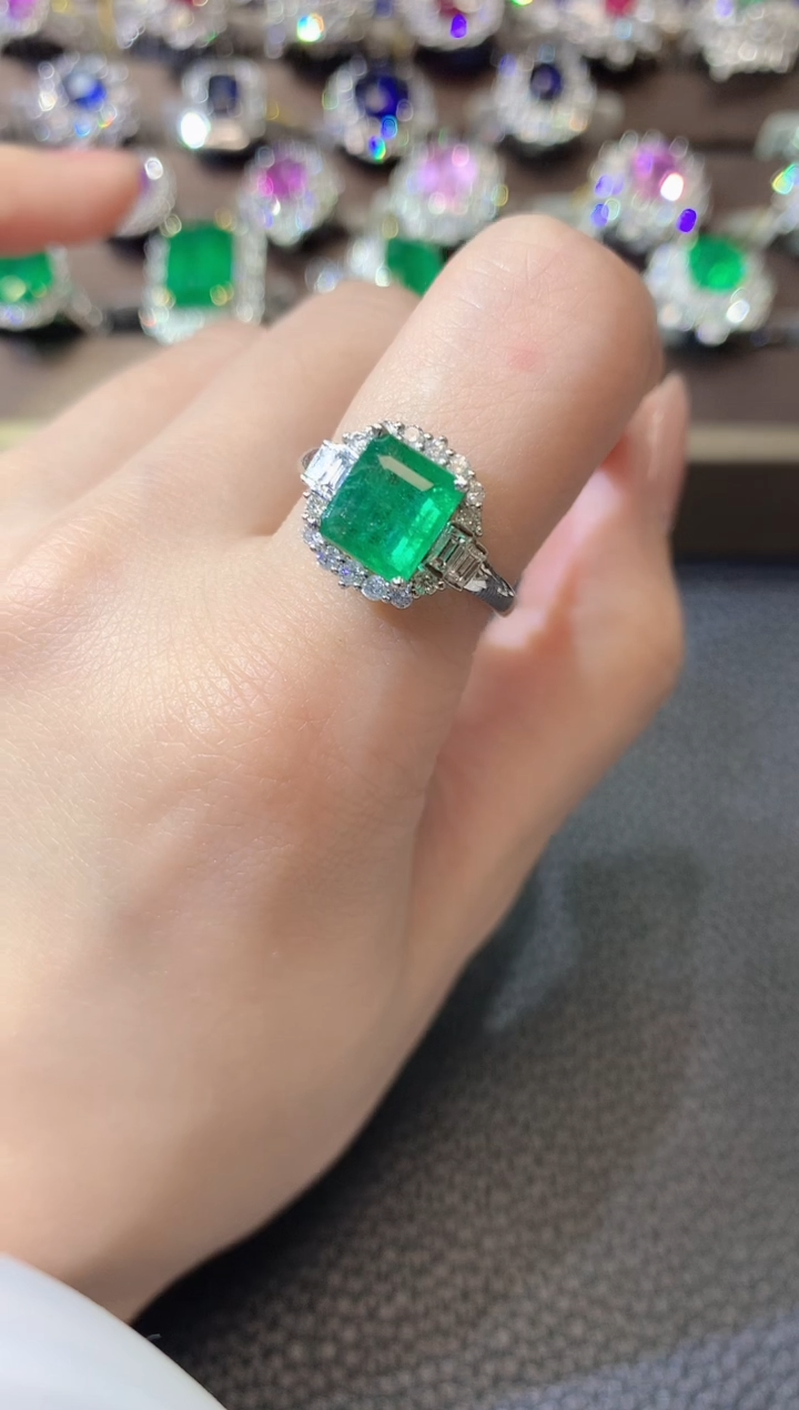 【闪购商品】祖母绿戒指18K金镶嵌D119