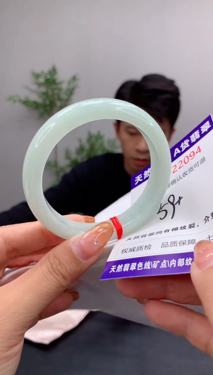 未镶嵌手镯翡翠有纹，完美者勿拍