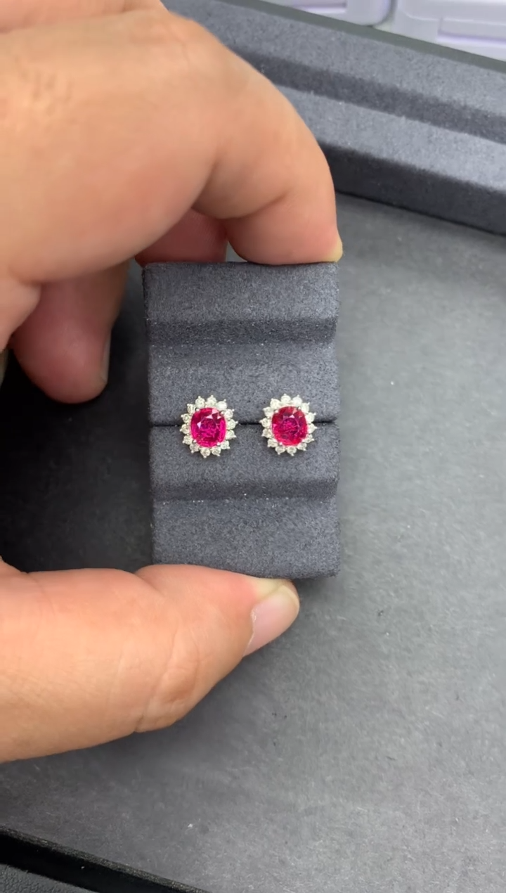 【闪购商品】红宝石耳钉18K金镶嵌1.7克拉