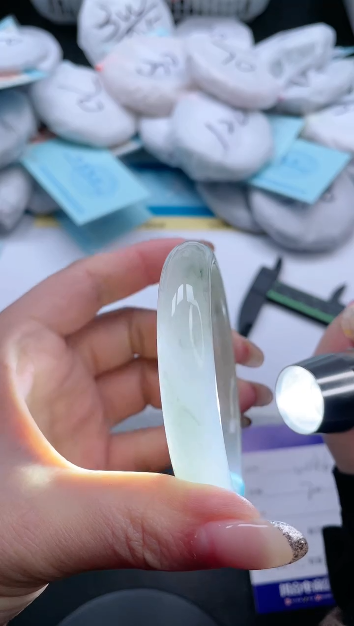 【闪购商品】石英质玉手镯未镶嵌12V146-54