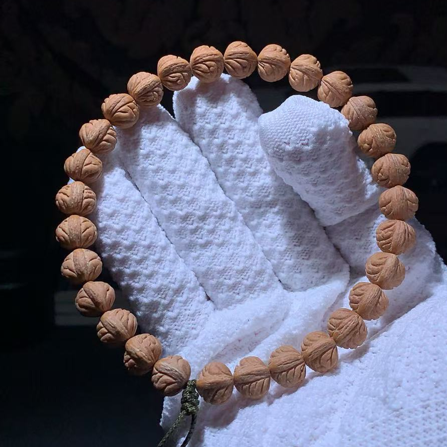 野生肌肉纹龙纹桃核手持“小龙王桃核”