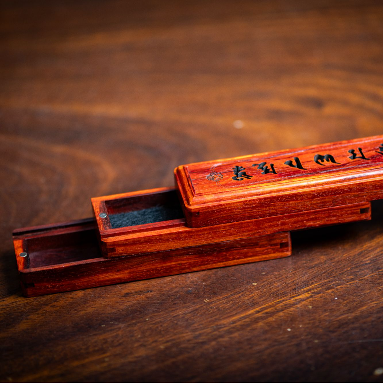 小叶紫檀香盒短款的尺寸14cm×4cm×4.2cm三层榫卯结构