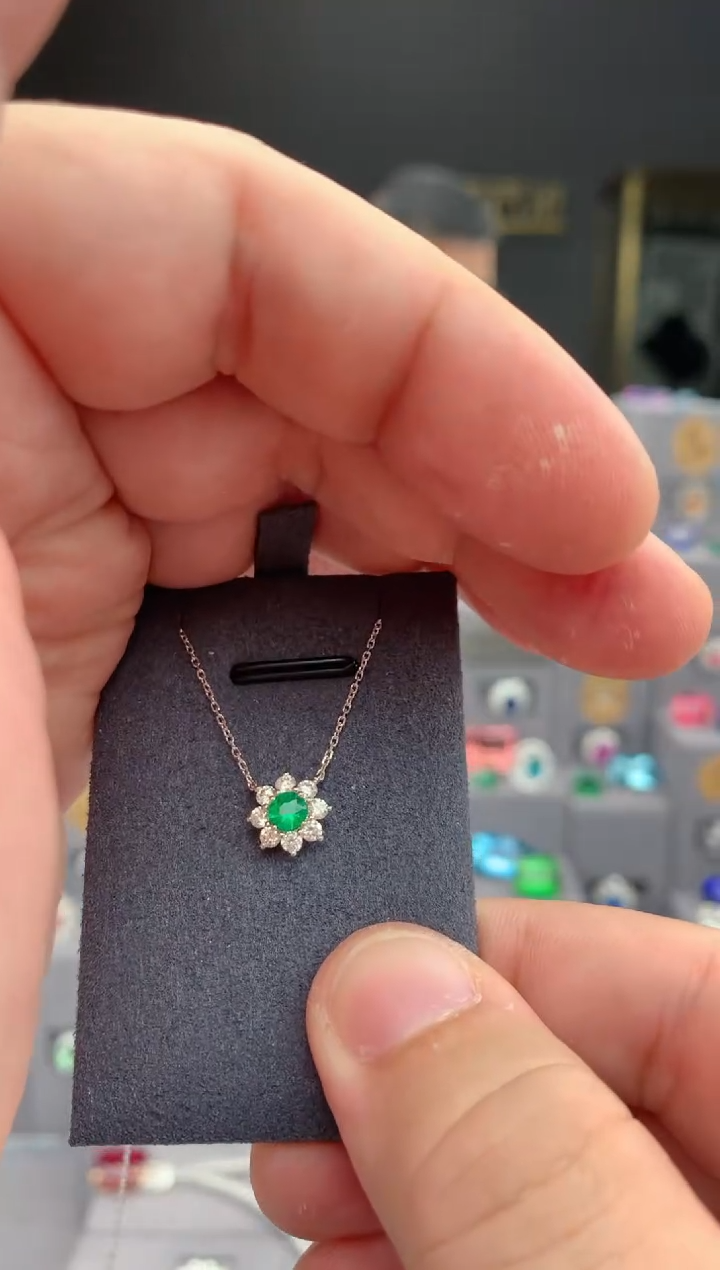 【闪购商品】祖母绿颈饰18K金镶嵌19分祖母绿项链