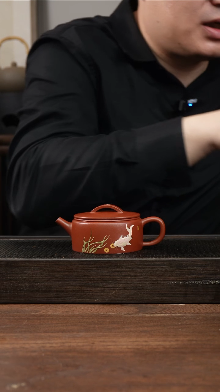 茶杯紫砂疯***草朱泥汉瓦    堆绘金鱼   150CC 