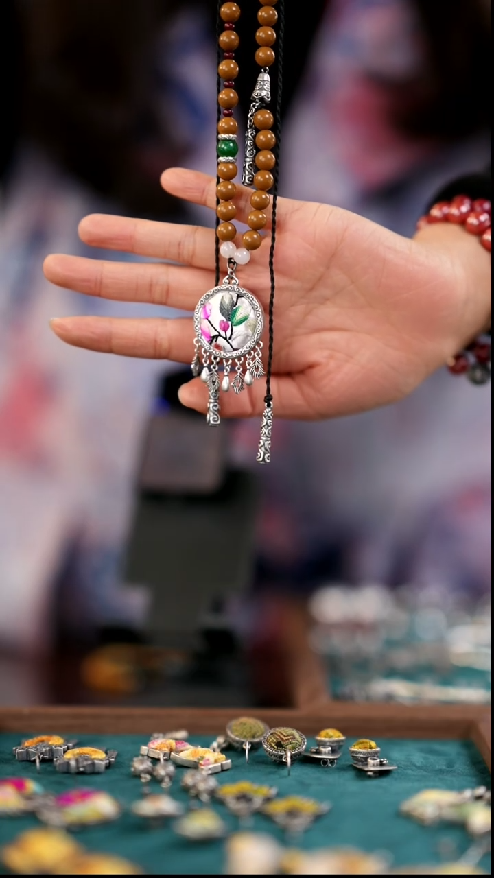 刺绣私人定制苗族手工A399