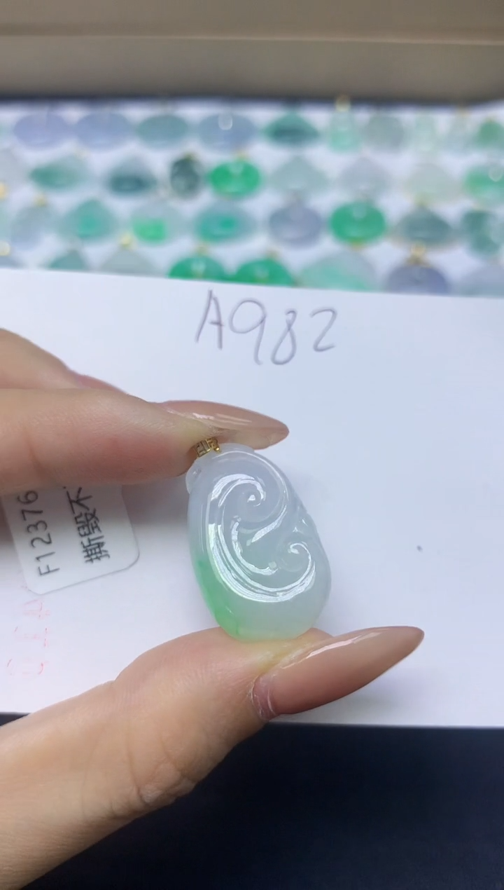 颈饰18K金镶嵌翡翠天然缅甸A货翡翠百元以上9元证书费自理