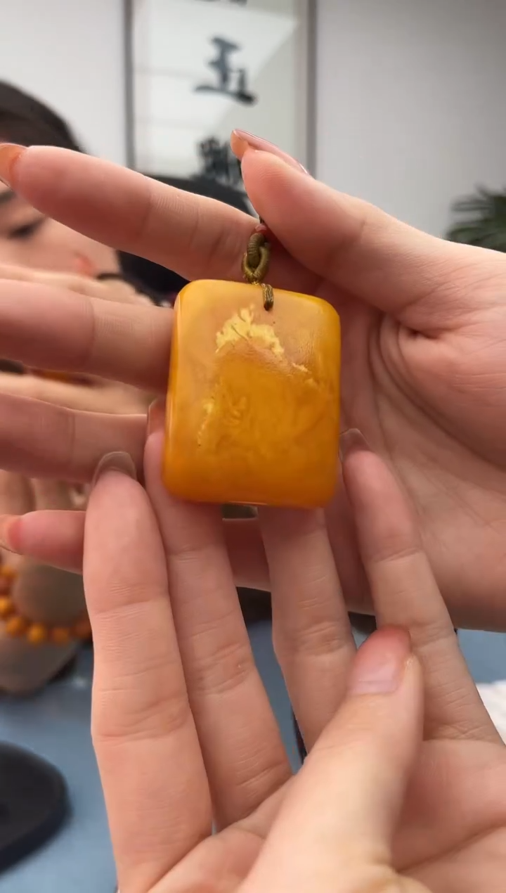 【闪购商品】蜜蜡珠宝奇石未镶嵌配绳微瑕假一罚十，0