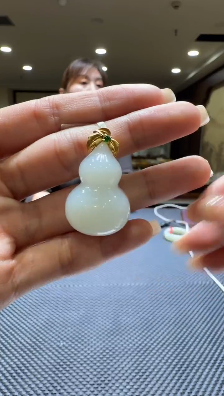 颈饰18K金镶嵌和田玉挂件
