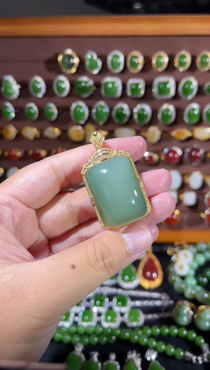 颈饰18K金镶嵌和田玉粉青无事牌吊坠