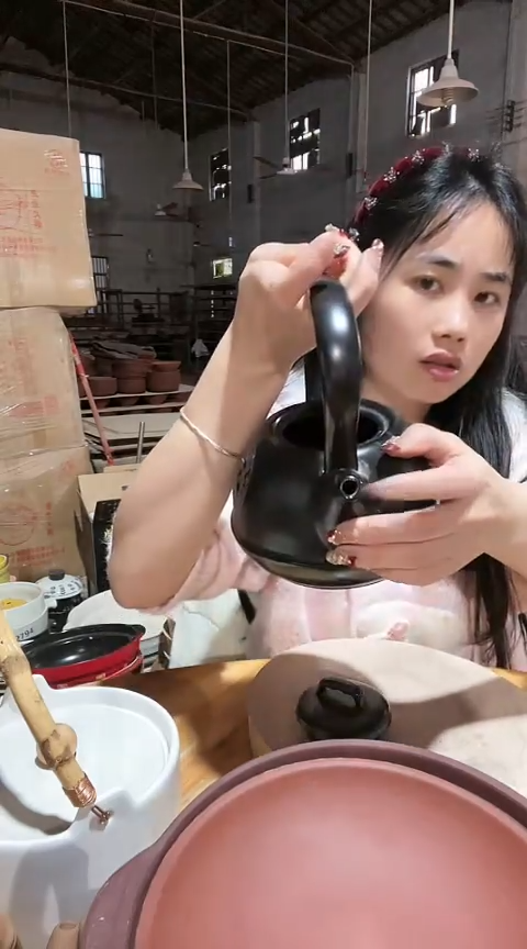 陶瑕疵黑色福字壶带盖