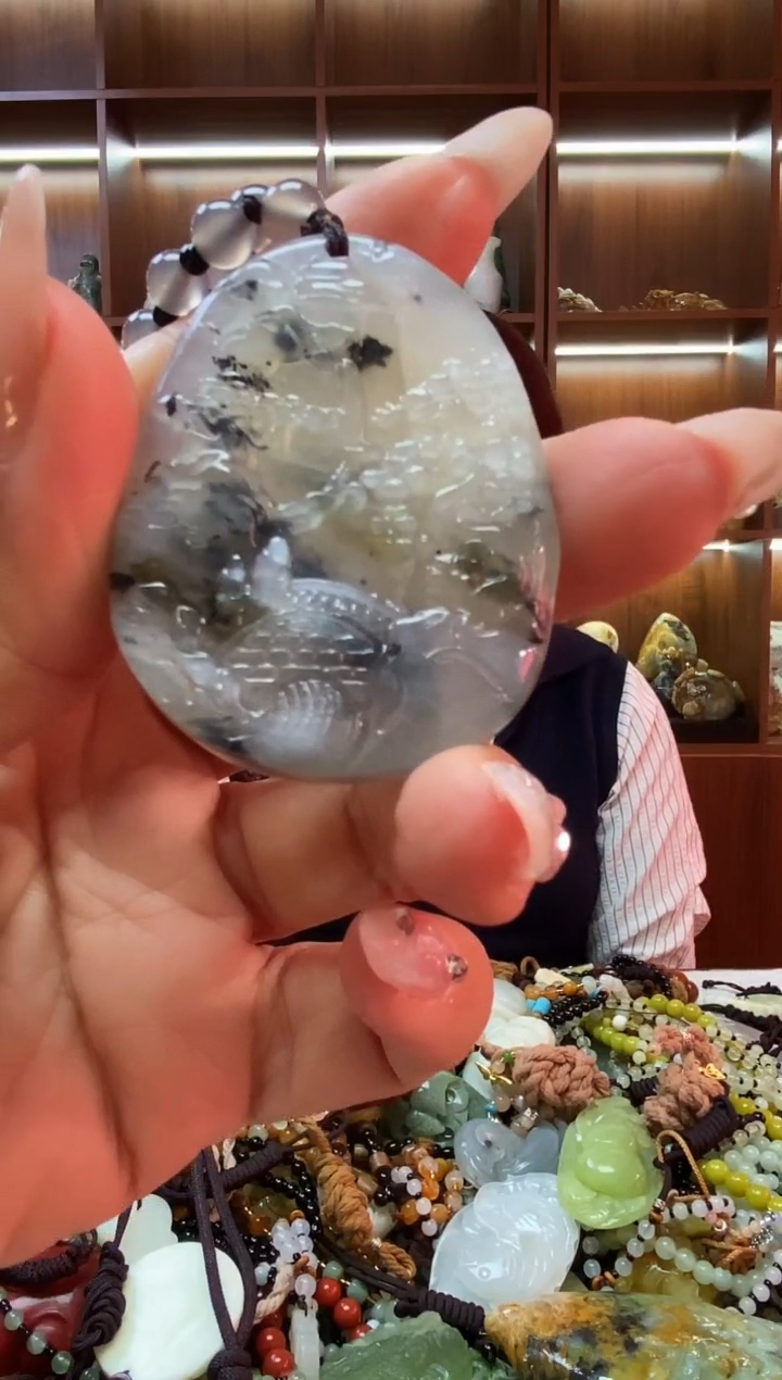 未镶嵌蛇纹石玉吊坠    