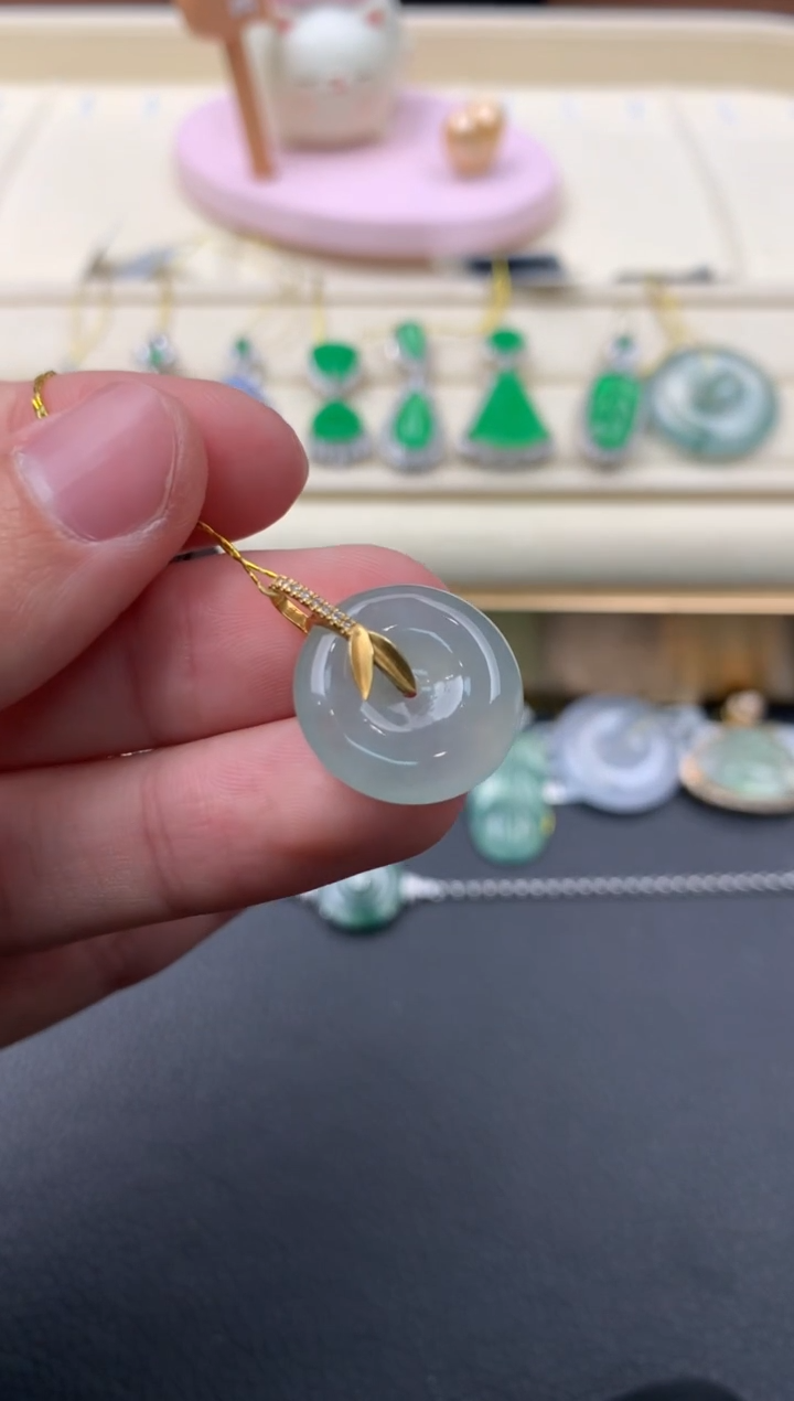 【闪购商品】翡翠颈饰18K金镶嵌A668....