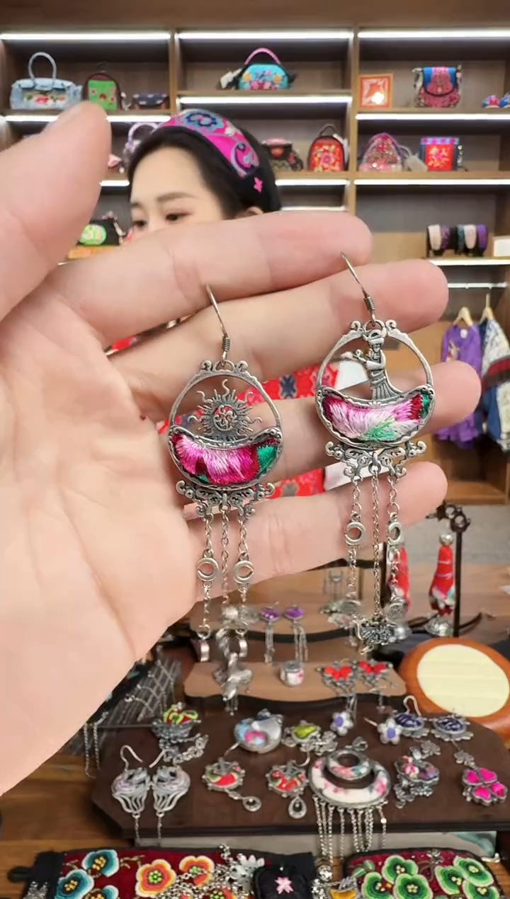 【闪购商品】织绣193蒙阿苏苗绣传承