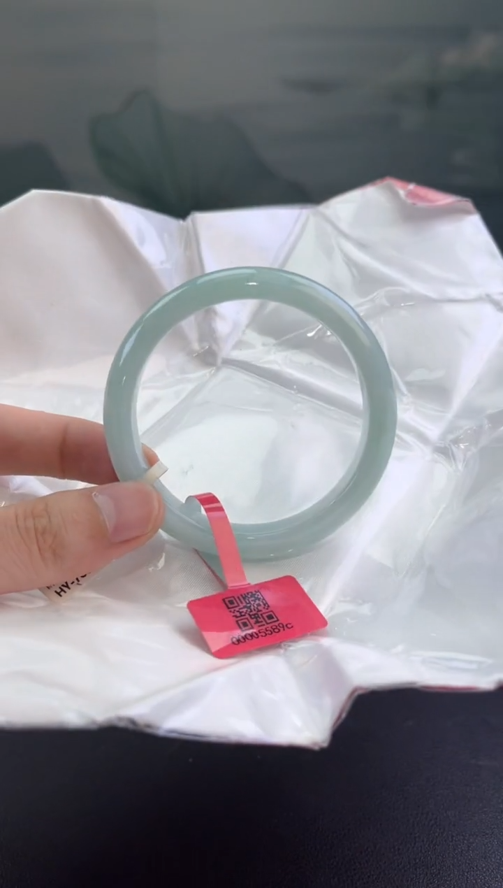 翡翠手镯未镶嵌翡翠手镯