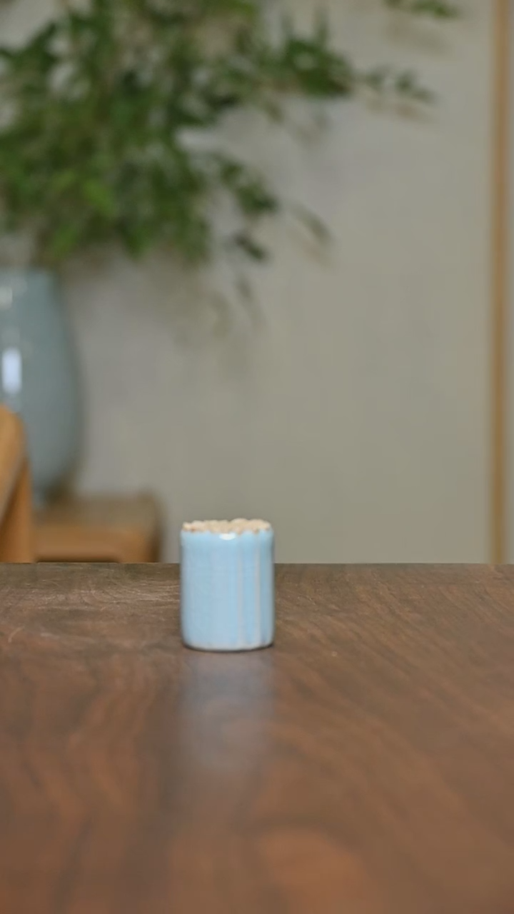 花瓣盖置微瑕 天青釉 