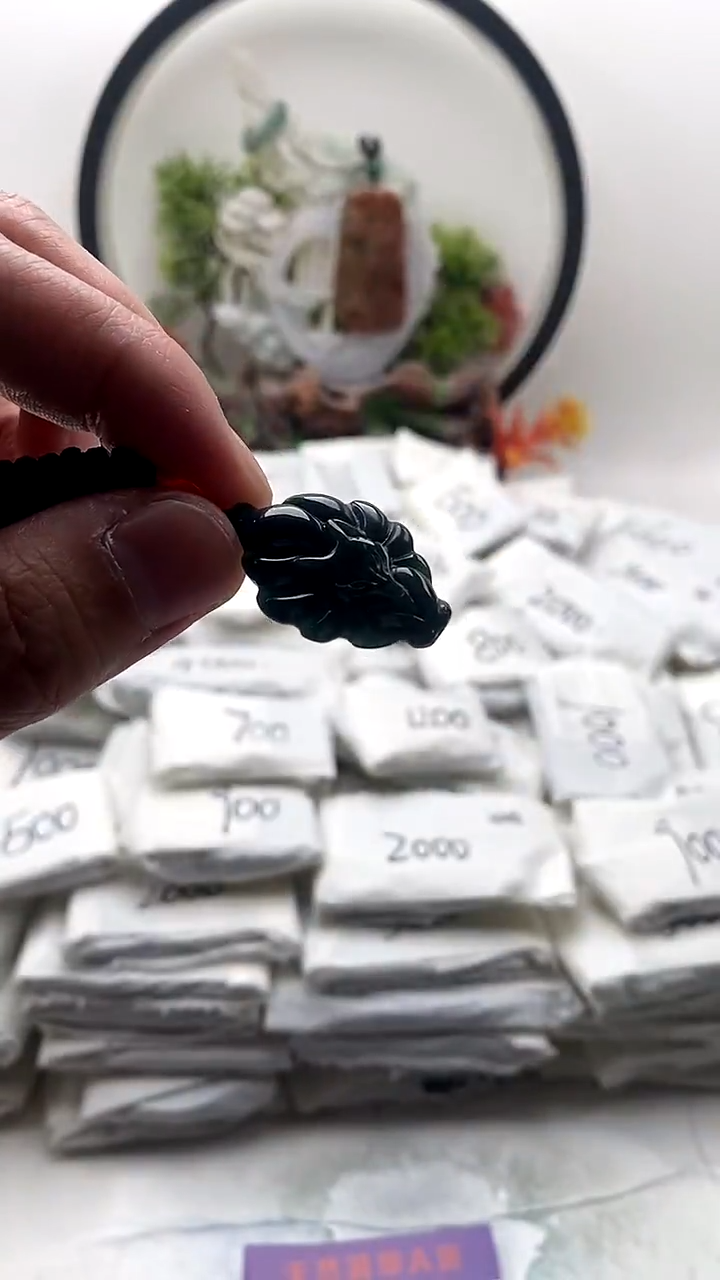 颈饰未镶嵌翡翠九尾狐