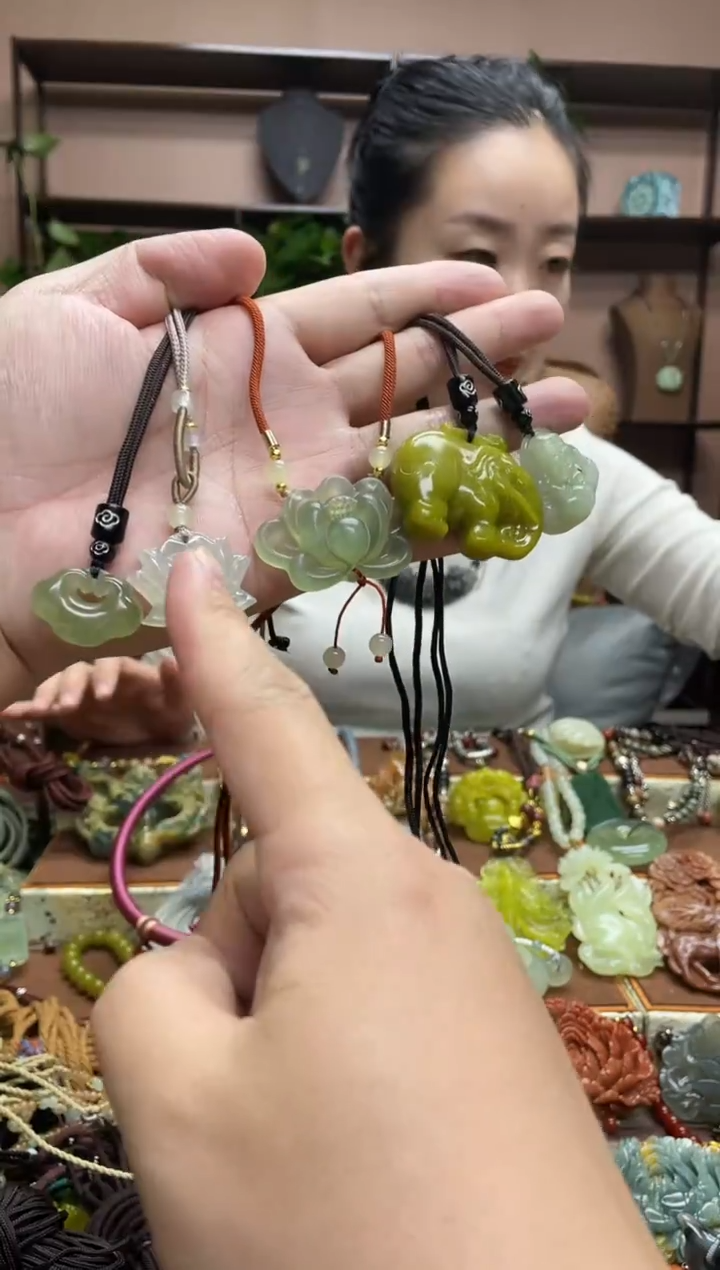 未镶嵌岫玉颈饰·