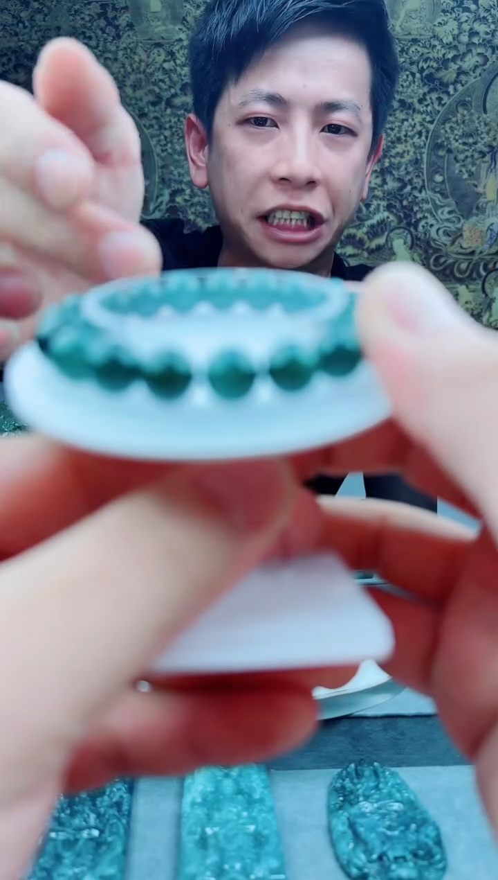 翡翠未镶嵌颈饰              