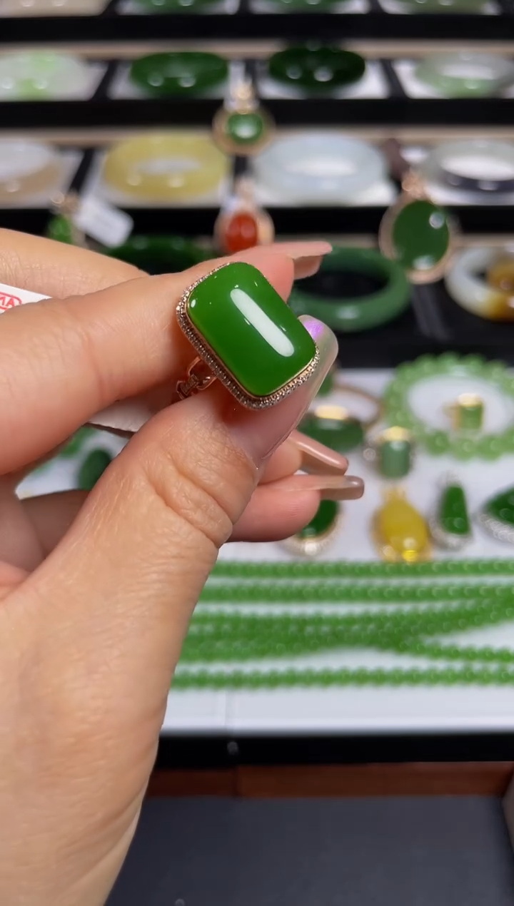 【闪购商品】和田玉戒指18K金镶嵌.