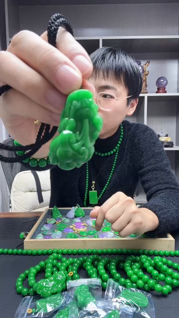 吊坠(赠链)未镶嵌翡翠吊坠