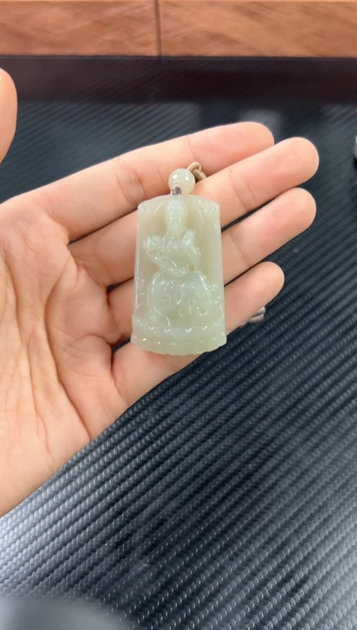 吊坠(赠链)未镶嵌和田玉且末微色差近矿吊坠Kj
