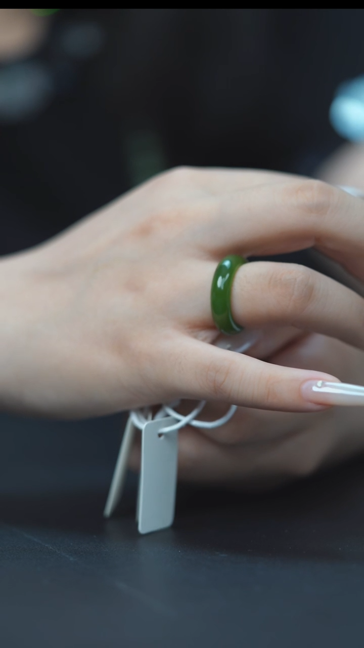 未镶嵌戒指和田玉乌兰乌德苹果绿圈口18 HC30288