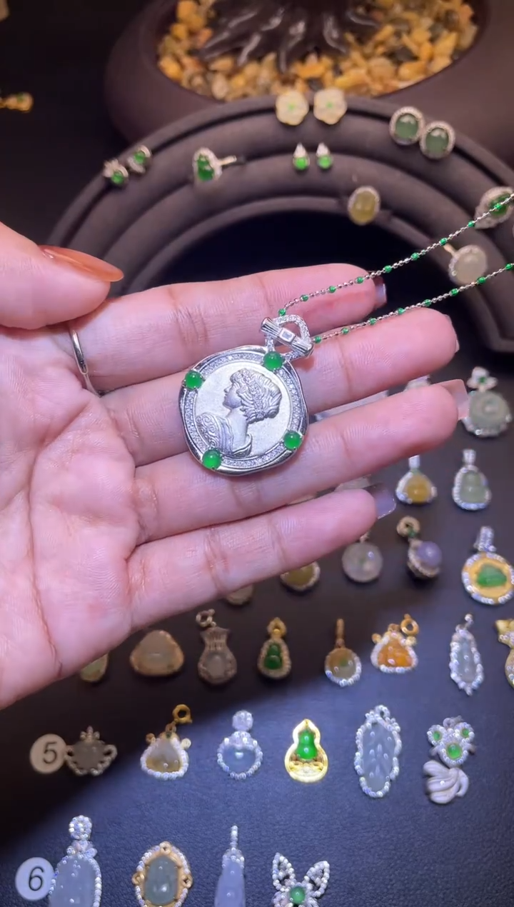 吊坠(不含链)银S925镶嵌翡翠加一条银链子的价格