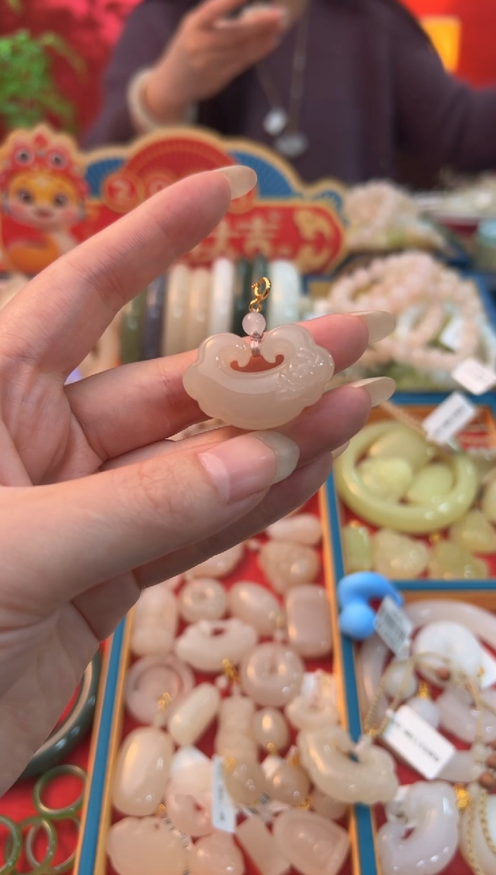 【闪购商品】和田玉吊坠未镶嵌红藕粉中号如意锁