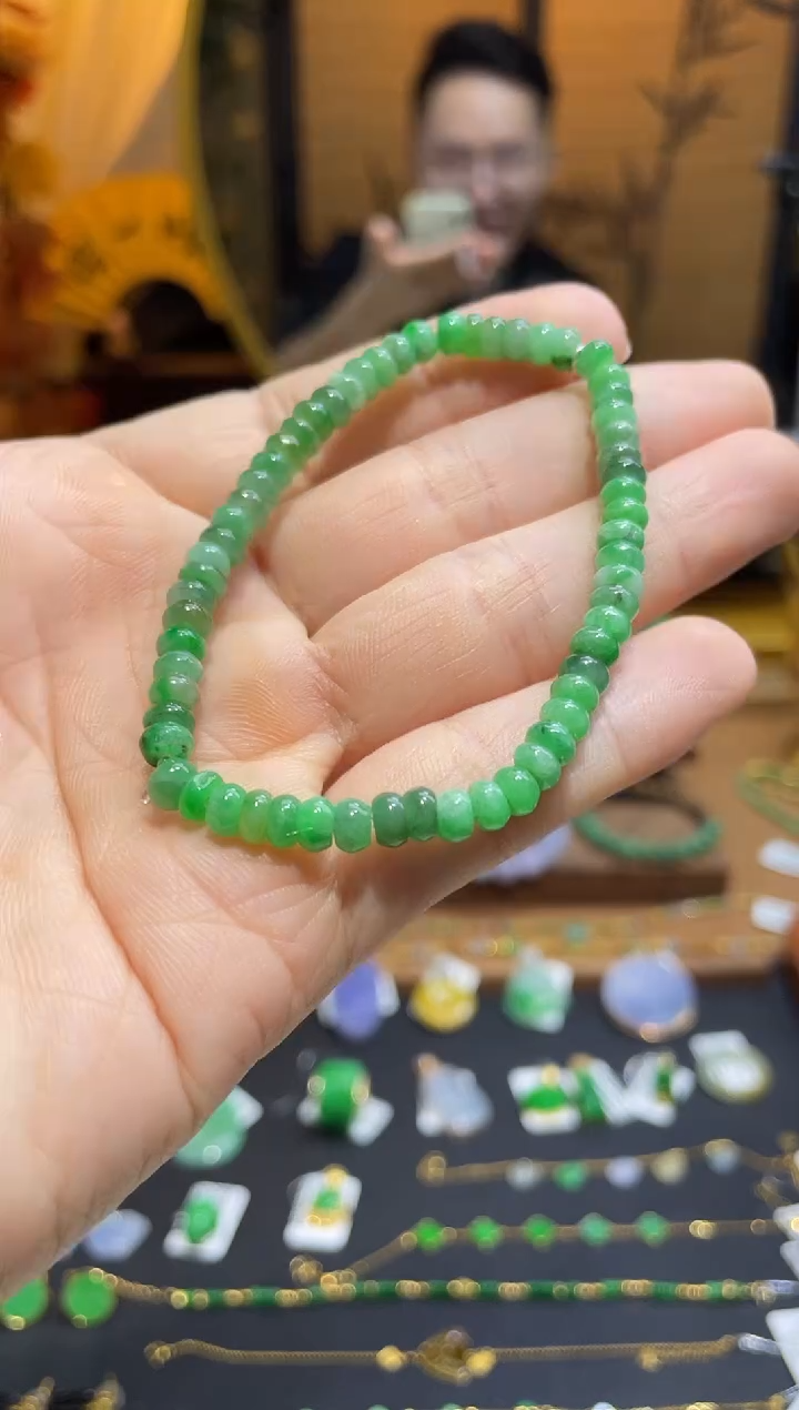 颈饰未镶嵌翡翠手串