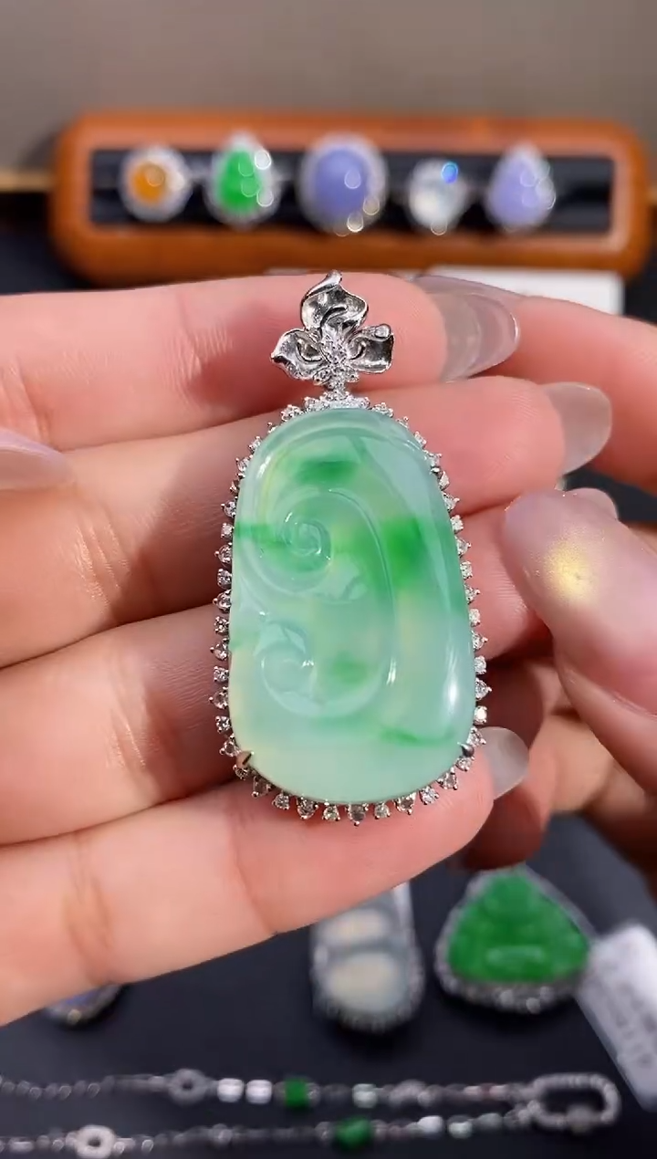 【闪购商品】翡翠颈饰18K金镶嵌吊坠