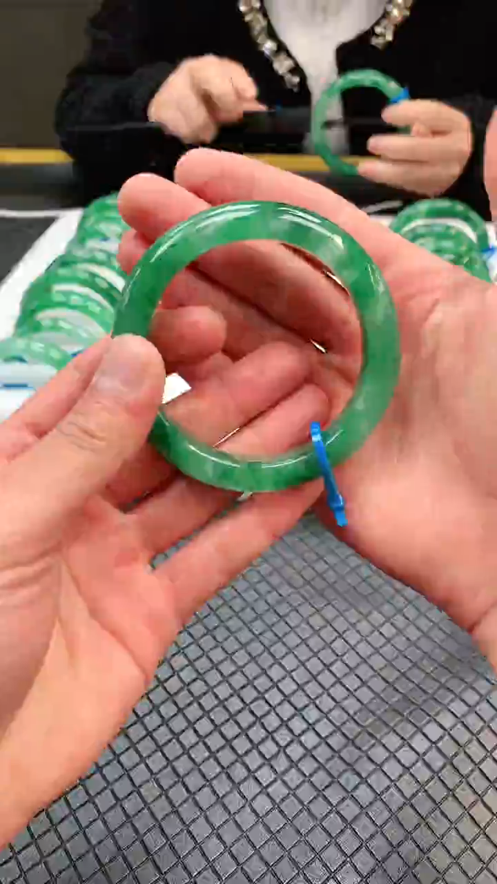 【闪购商品】石英质玉手镯未镶嵌冰飘花手镯