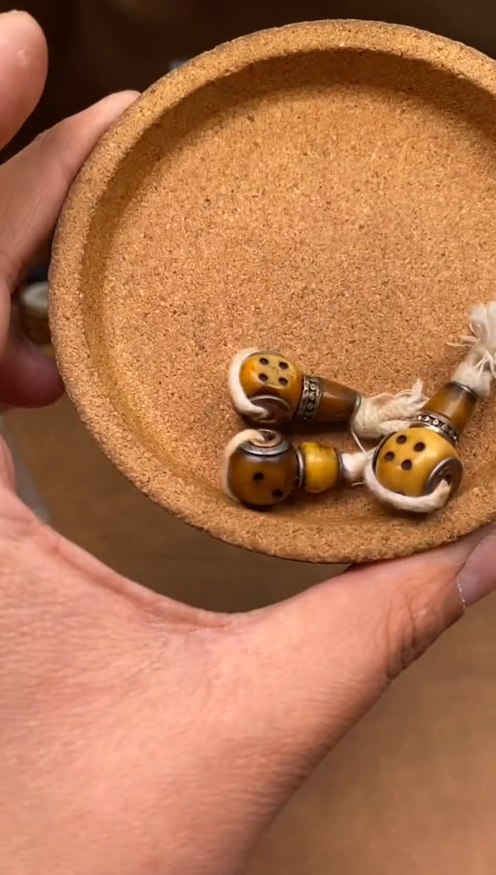 【闪购商品】牛骨其他P437-手工骰子三通-有棕裂