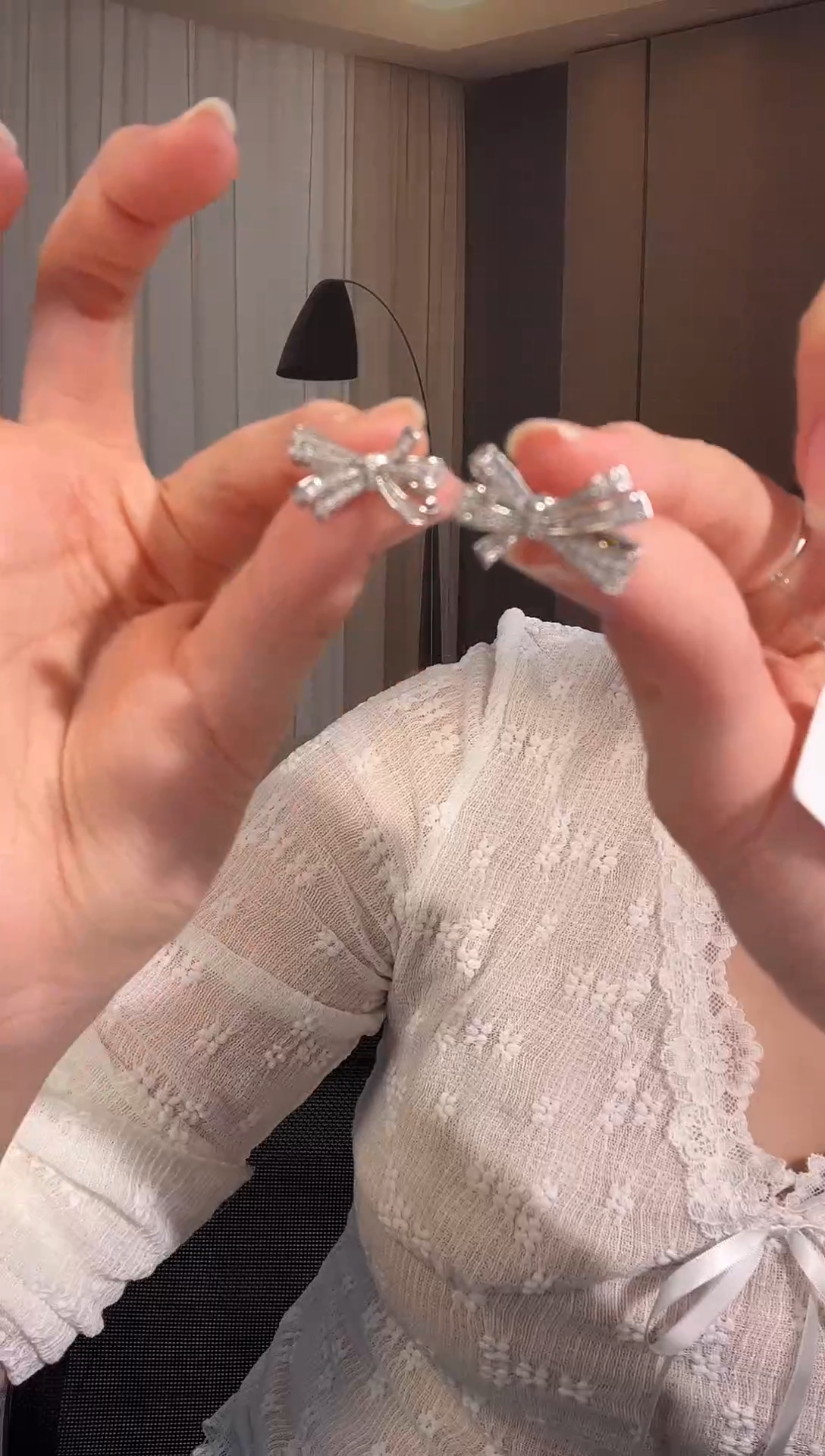 【闪购商品】钻石耳钉18K金镶嵌立体蝴蝶结耳钉