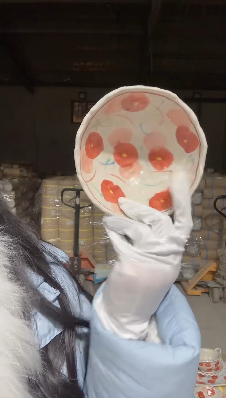 陶瓷手绘红果花三足圆形深钵13.5cm