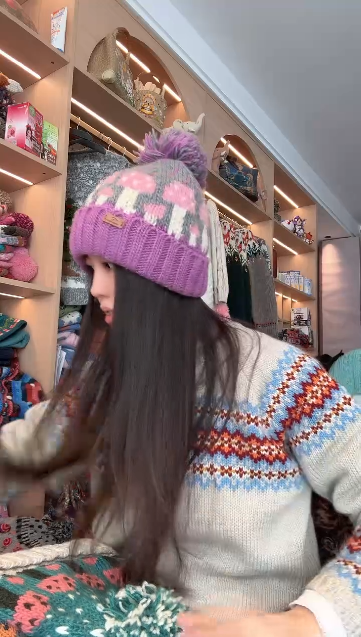 羊毛翻边灰紫蘑菇帽