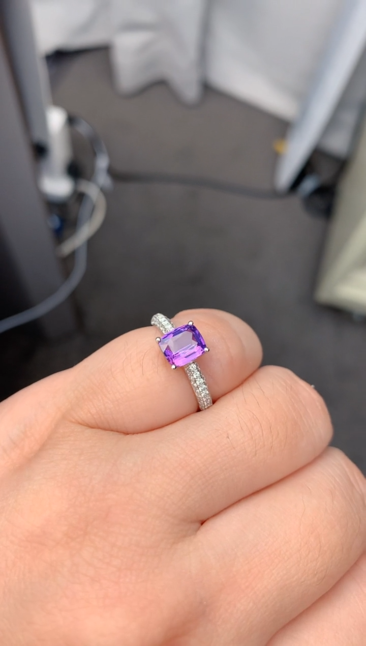 【闪购商品】彩色蓝宝石戒指18K金镶嵌1.5ct紫蓝宝戒指