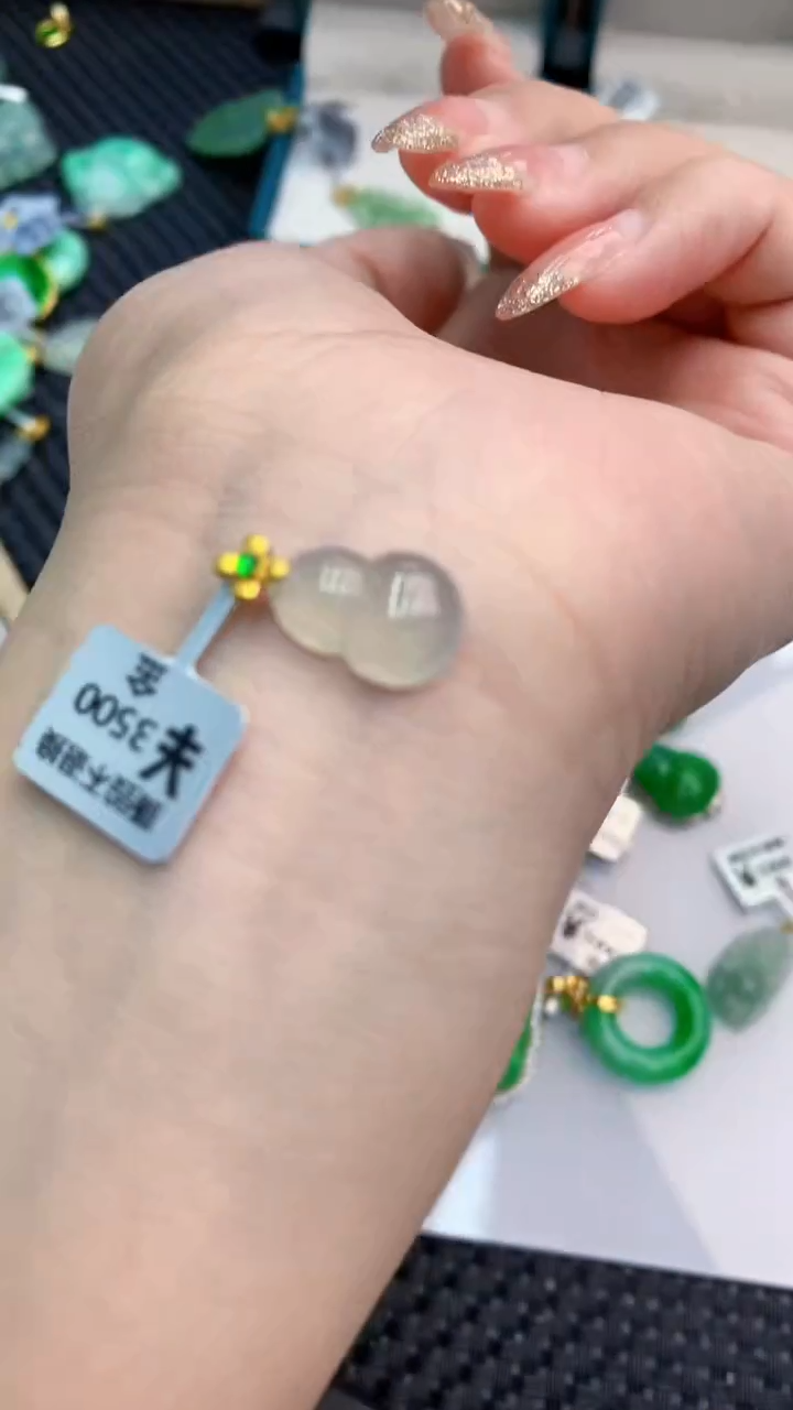 翡翠18K金镶嵌颈饰             8